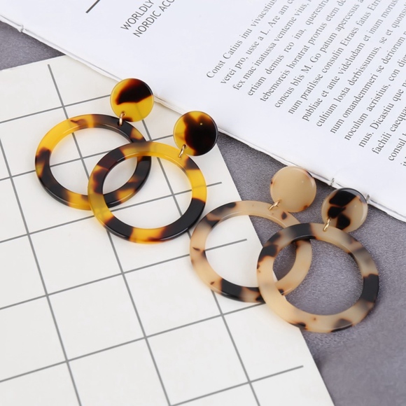 Marble Acrylic Round Geometric Dangle Earrings - Picture 5 of 7